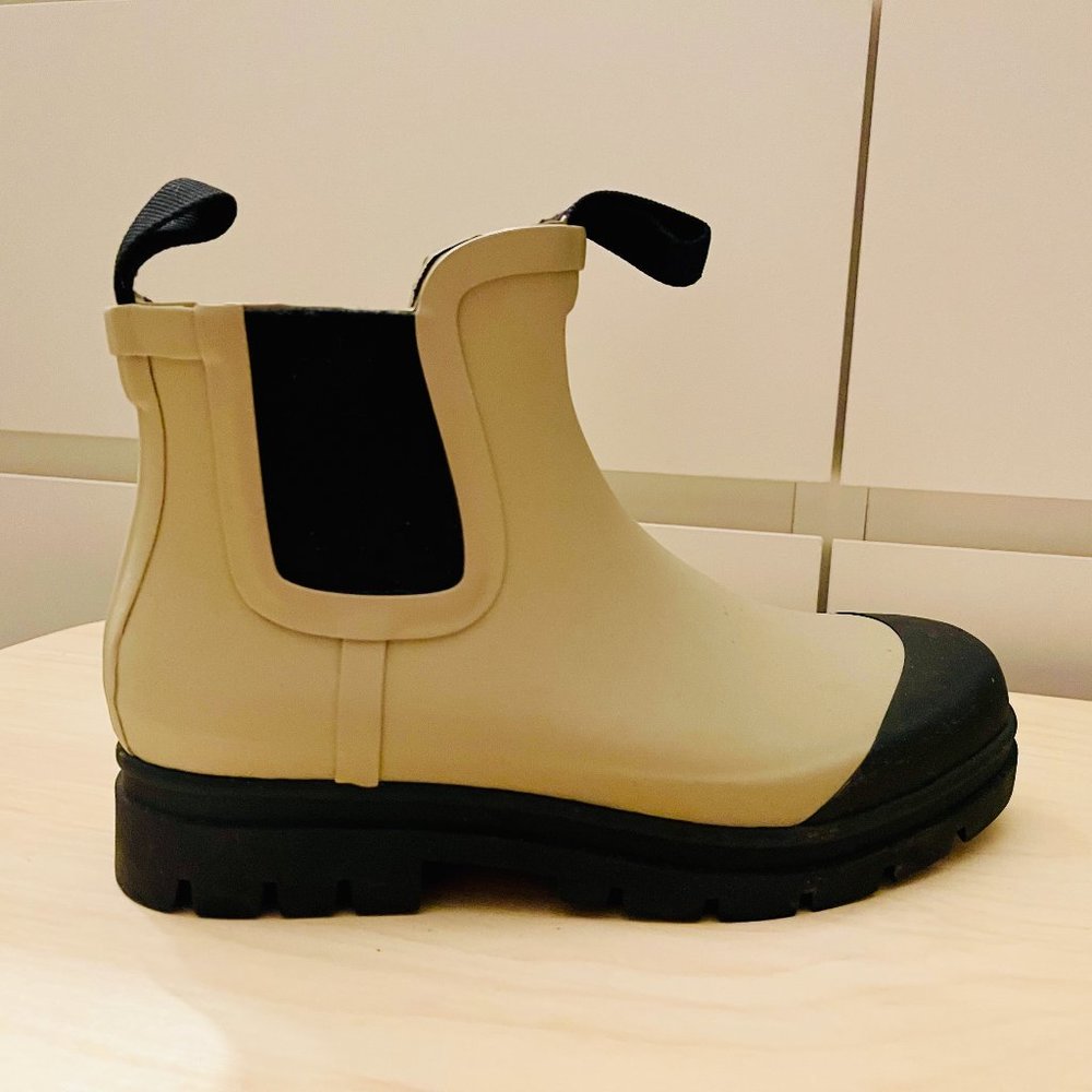 Everlane Rain Boot-Stone and Black (size 6)